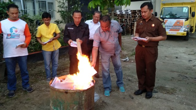 KPU Padang musnahkan 25.071 surat suara yang berlebih dan rusak. (Irwanda/Langkan.id)