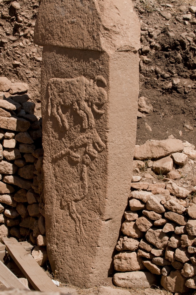 Pilar batu yang memiliki ukiran menyerupai seekor hewan Foto: Wikimedia Commons