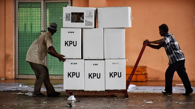 Pekerja mendorong kotak Pemilu di gudang logistik KIP Banda Aceh. Foto: Yudi/acehkini
