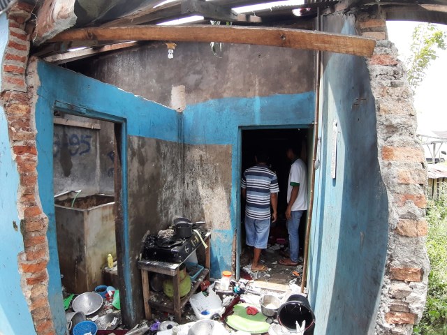 Kondisi dapur kontrakan Roba'i yang rusak berat usai disambar petir. (Foto: Joko Hardyono)