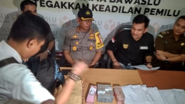 KETUA Bawaslu Pekanbaru, Khalid Nasution dan Kapolresta Pekanbaru, Kombes Pol Susanto, saat ekspose dugaan politik uang dilakukan kader Gerindra, Selasa, 16 April 2019. 