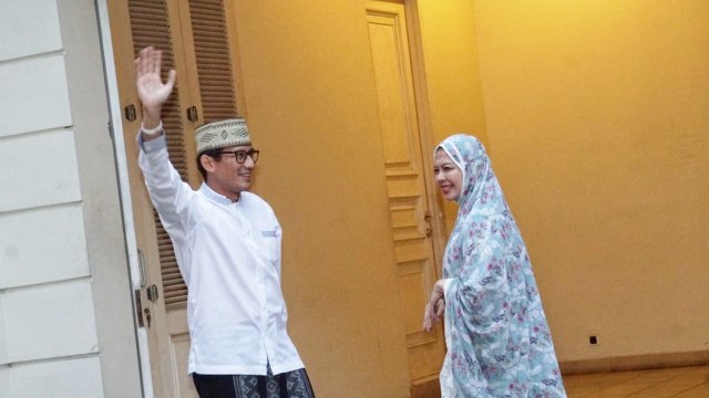 Cawapres nomor urut 02 Sandiaga Uno (kiri) bersama istrinya Nur Asia usai melaksanakan salat shubuh di masjid at taqwa, Kebayoran Baru, Jakarta. Foto: Jamal Ramadhan/kumparan