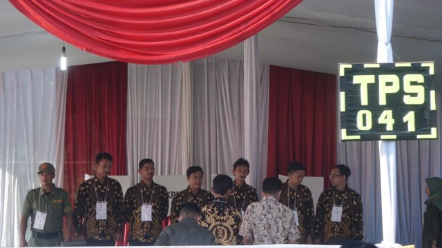 Suasana di TPS 041, tempat Prabowo Subianto mencoblos Pemilu 2019 di  Kampung Curuk, Desa Bojong Keong, Hambalang, Kabupaten Bogor, Rabu (17/4/2019). Foto: Irfan Adi Saputra/kumparan