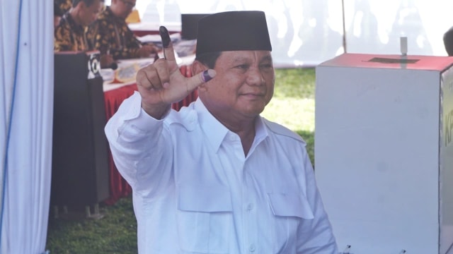 Capres nomor urut 02, Prabowo Subianto usai mencoblos di TPS 041 Hambalang, Kabupaten Bogor. Foto: Irfan Adi Saputra/kumparan