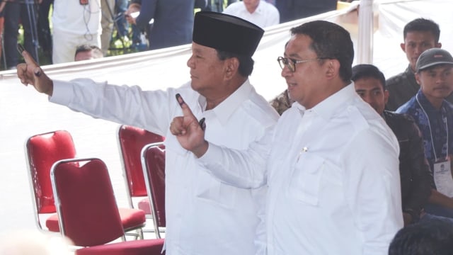 Capres nomor urut 02, Prabowo Subianto dan Fadli Zon usai mencoblos di TPS 041 Hambalang, Kabupaten Bogor. Foto: Irfan Adi Saputra/kumparan
