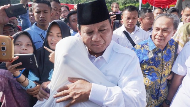 Capres nomor urut 02, Prabowo Subianto memeluk seorang ibu usai mencoblos di TPS 041  Hambalang, Kabupaten Bogor. Foto: Irfan Adi Saputra/kumparan