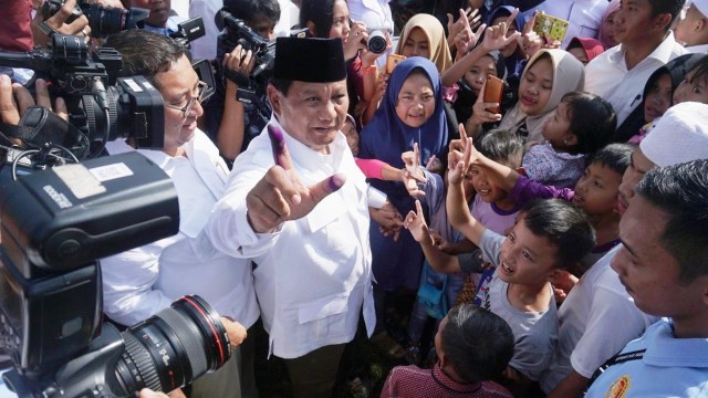 Capres nomor urut 02, Prabowo Subianto menyapa pendukungnya usai mencoblos di TPS 041  Hambalang, Kabupaten Bogor. Foto: Irfan Adi Saputra/kumparan