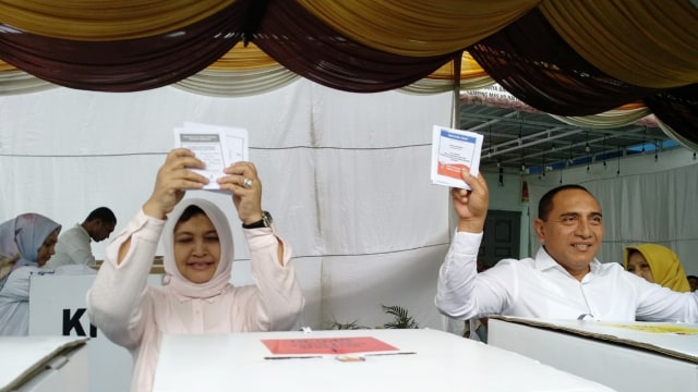 Gubernur Sumatera Utara Edy Rahmayadi (kanan) mencoblos untuk Pemilu 2019. Foto: Rahmat Utomo/kumparan
