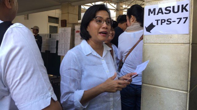 Menteri Keuangan Sri Mulyani Indrawati saat tiba di TPS untuk menggunakan hak pilihnya. Foto: Selfy Sandra Momongan/kumparan