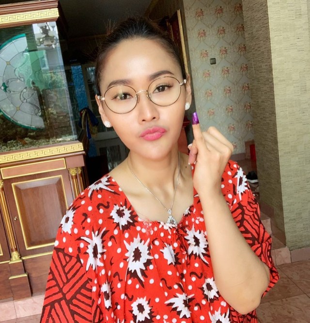 Penyanyi dangdut Inul Daratista pamerkan jari saat setelah melakukan pemilihan. Foto: instagram @inul.d