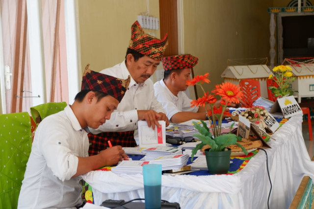 Unik Panitia  TPS 03 Labuhan Ratu Kompak Pakai Baju Adat 