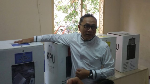 Ketua MPR Zulkifli Hasan menggunakan hak pilihnya pada Pemilu 2019 di TPS 167, Kelurahan Cipinang Muara, Kompleks Cipinang Indah, Jakarta Timur. Foto: Adhim Mugni Mubaroq/kumparan