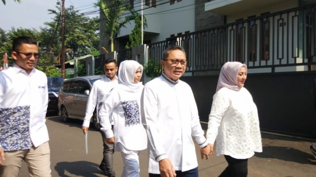 Ketua MPR Zulkifli Hasan bersama keluarga menuju di TPS 167, Kelurahan Cipinang Muara, Kompleks Cipinang Indah, Jakarta Timur. Foto: Adhim Mugni Mubaroq/kumparan