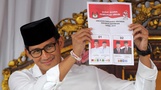 Calon Wakil Presiden nomor urut 02 Sandiaga Uno menunjukkan surat suara sebelum menggunakan hak pilih pada Pemilu 2019 di TPS 02, Kebayoran Baru. Foto: ANTARA FOTO/Dhemas Reviyanto