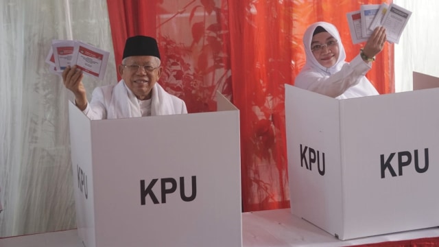 Cawapres nomor urut 01, Ma'ruf Amin (kiri) dan istrinya menunjukkan surat suara Pemilu 2019. Foto: Iqbal Firdaus/kumparan