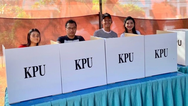 Anang Hermansyah dan keluarga saat memilih di TPS.