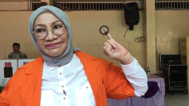 Ratna Sarumpaet memperlihatkan jarinya setelah melakukan peimilihan di Polda Metro Jaya. Foto: Ajo Darisman/kumparan