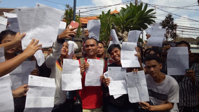 Warga Desa Kuta, Kabupaten Badung, Bali protes tidak bisa gunakan hak suaranya. Foto: Denita BR Matondang/kumparan
