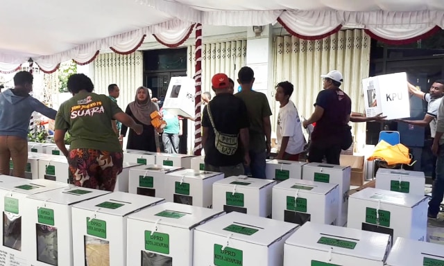 Relawan Demokrasi saat persiapkan kotak suara yang belum terdistribusi di Kantor KPU Kota Jayapura. (Foto Liza)
