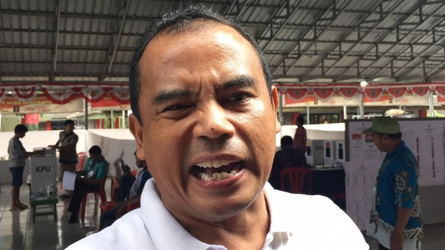 Eks Bupati Purbalingga Tasdi usai menggunakan hak pilihnya di TPS 21 Lapas Kedungpane, Kota Semarang. Foto: Afiati Tsalitsati/kumparan
