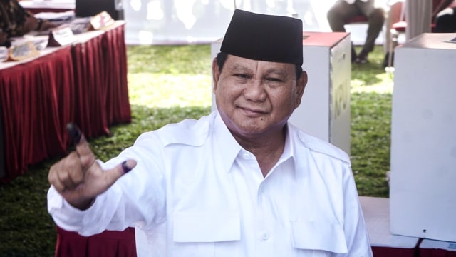 Calon presiden Prabowo Subianto di TPS 041 RT 02/09, Kampung Curuk, Hambalang, Kabupaten Bogor, Rabu (17/4). Foto: Irfan Adi Saputra/kumparan