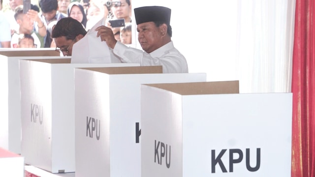 Calon presiden Prabowo Subianto menggunakan hak pilihnya dalam Pemilu 2019 di TPS 041 RT 02/09, Kampung Curuk, Desa Bojong Keong, Hambalang, Kabupaten Bogor, Rabu (17/4). Foto: Irfan Adi Saputra/kumparan