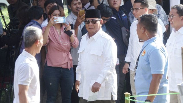 Calon presiden Prabowo Subianto di TPS 041 RT 02/09, Kampung Curuk, Desa Bojong Keong, Hambalang, Kabupaten Bogor, Rabu (17/4). Foto: Irfan Adi Saputra/kumparan