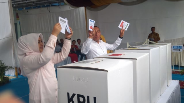 Gubernur Sumut, Edy Rahmayadi dan Istri menunjukkan surat suara pada Pemilu 2019. Istimewa