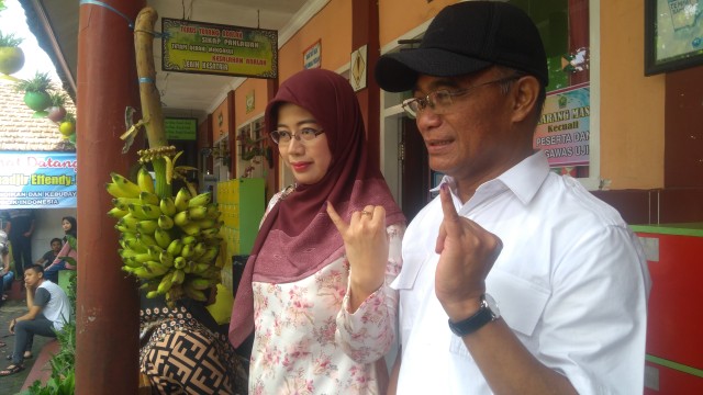  Menteri Pendidikan dan Kebudayaan (Mendikbud) RI Muhadjir Effendy dan istrinya usai menunaikan hak pilihnya di Malang.(foto: Gigih Mazda/Tugu Malang).