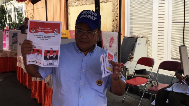 Pengacara Hotman Paris memperlihatkan surat suara saat akan mencoblos di TPS 156, Sunter Jaya, Jakarta Utara. Foto: Fachrul Irwansyah/kumparan