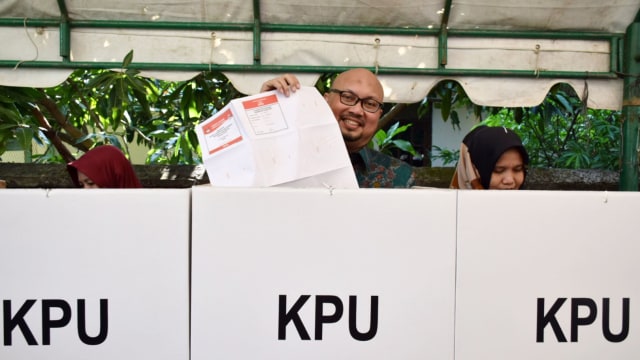 Komisioenr KPU RI, Ilham Saputra saat memilih di Aceh Besar. Foto: Yudi/acehkini 