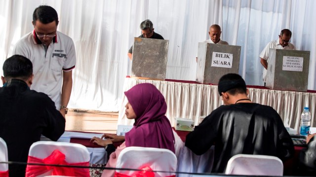 Sejumlah warga binaan berada di bilik suara saat mengikuti Pemilu 2019 di TPS yang berada di Lapas Sukamiskin, Bandung, Jawa Barat, Rabu (17/4). Foto: ANTARA FOTO/M Agung Rajasa