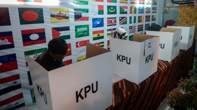 Warga memberikan hak suaranya di TPS 24 yang bertema Konferensi Asia Afrika di Kecamatan Astana Anyar, Bandung, Jawa Barat, Rabu (17/4). Foto: ANTARA FOTO/Raisan Al Farisi