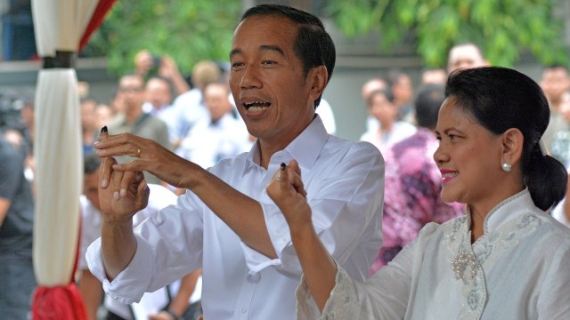 Calon presiden petahana Joko Widodo bersama istrinya Iriana Widodo saat mencoblos di TPS 008, Gambir, Jakarta, Rabu (17/4). Foto: Agus Suparto/Presidential Palace