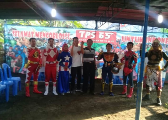 Panitia di TPS 65 dengan kostum superhero, Rabu (17/4/2019). Foto: erl.