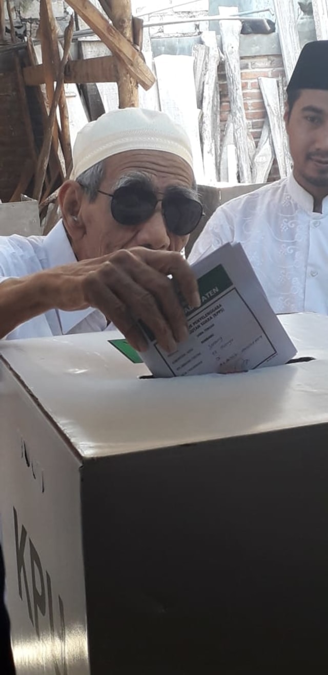 (NOT COVER) KH Maimoen Zubair, TPS 05 Desa Karangmangu, Kecamatan Sarang, Kabupaten Rembang, Jawa Tengah