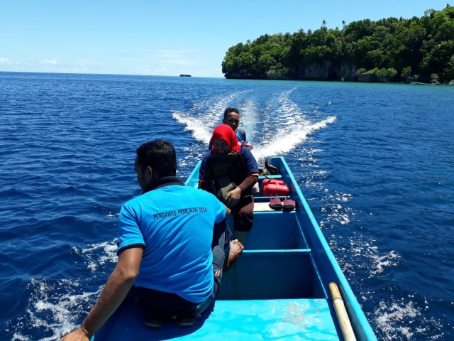 Menuju Pulau Syahril yang kekurangan surat suara dengan kapal motor. Foto: Lentera Maluku