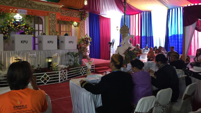TPS 9 Gayamsari Semarang Yang Disulap Bak Pesta Pernikahan