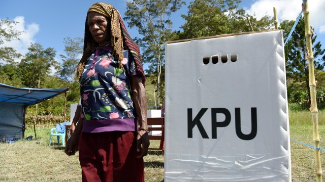 Warga berjalan keluar dari TPS usai memberikan hak suaranya pada Pemilu 2019 di Distrik Libarek Wamena, Jayawijaya, Papua, Rabu (17/4/2019). Foto: ANTARA FOTO/Yusran Uccang