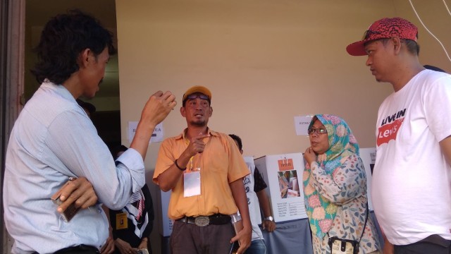 Ketua KPPS TPS 16 Binanga, Dahsyad, memberikan penjelasan kepada warga yang tak bisa mencoblos karena kehabisan surat suara. Foto: Dok. Sulbar Kini