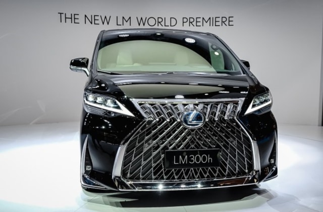 Tampak Depan Lexus LM 300h Foto: dok. Autoindustriya