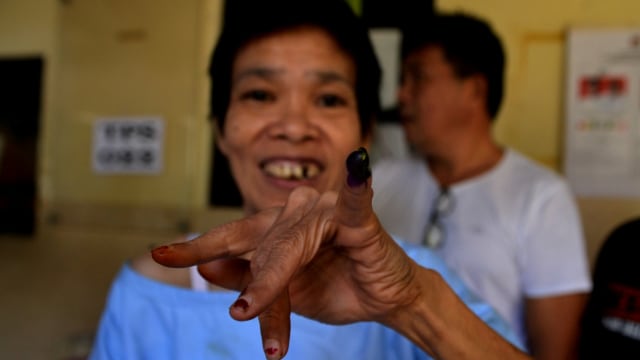 Salah seorang penyandang disabilitas kejiwaan memperlihatkan tinta di jarinya usai memilih di TPS 022, Rumah Sakit Jiwa (RSJ) Ratumbuysang, Manado, Sulawesi utara, Rabu (17/4). Foto: ANTARA FOTO/Adwit B Pramono