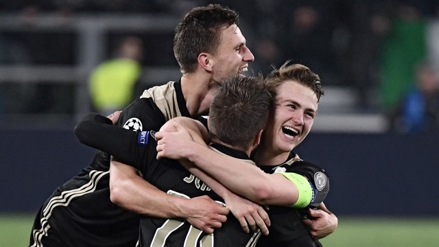Para pemain Ajax merayakan kemenangan atas Juventus. Foto: Marco Bertorello/AFP