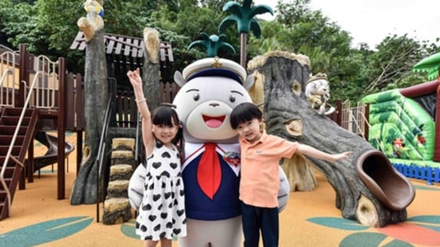 Dua anak foto bersama salah satu maskot Ocean Park Hong Kong. Foto: Dok. Ocean Park Hong Kong