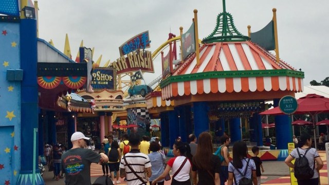 Kerumunan orang memadati taman hiburan di Ocean Park