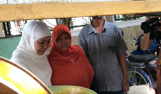 Gubernur Khofifah menikmati soto ayam bersama tetangganya usai mencoblos