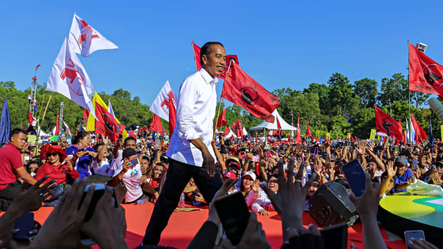 Calon presiden petahana nomor urut 01 Jokowi berjalan di hadapan pendukungnya saat kampanye di Batam. Foto: Antara/M N Kanwa