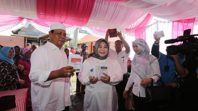 Gubernur Sahbiri Noor (kiri) dan istrinya, Hj Raudatul Jannah ketika mencoblos di TPS 01, Kelurahan Sungai Jingah, Banjarmasin pada Rabu (17/4/2019). Foto: Istimewa