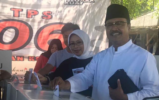 Mantan Wakil Gubernur Jawa Timur, Saifullah Yusuf dan istri memasukkan surat suara