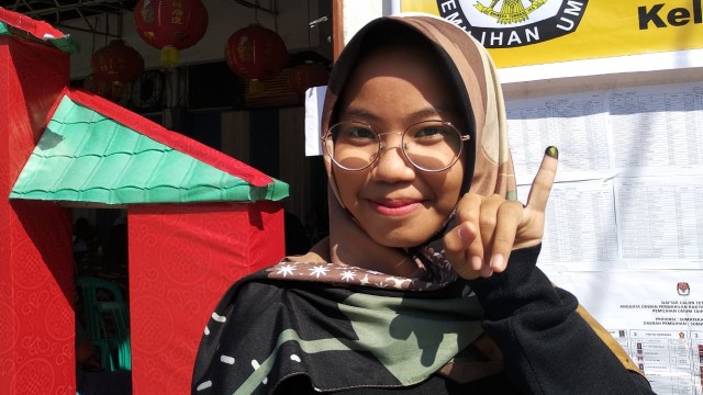 Syifa (18) pemilih muda yang menggunakan hak pilihnya di TPS 2 Belakang Pondok, Kota Padang. (Irwanda/Langkan.id)
